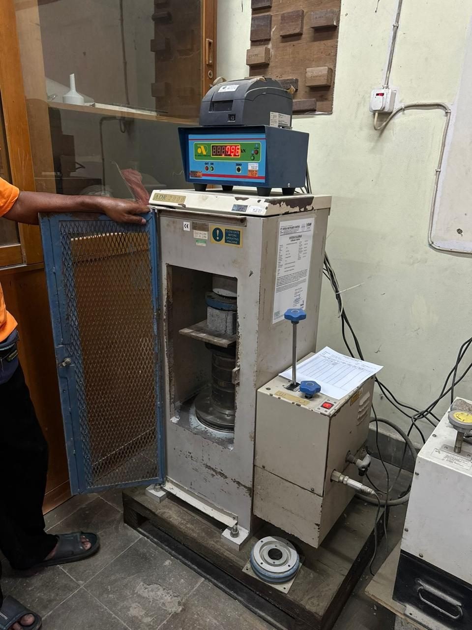 Laboratorium uji mutu paving block K300 K400 K500