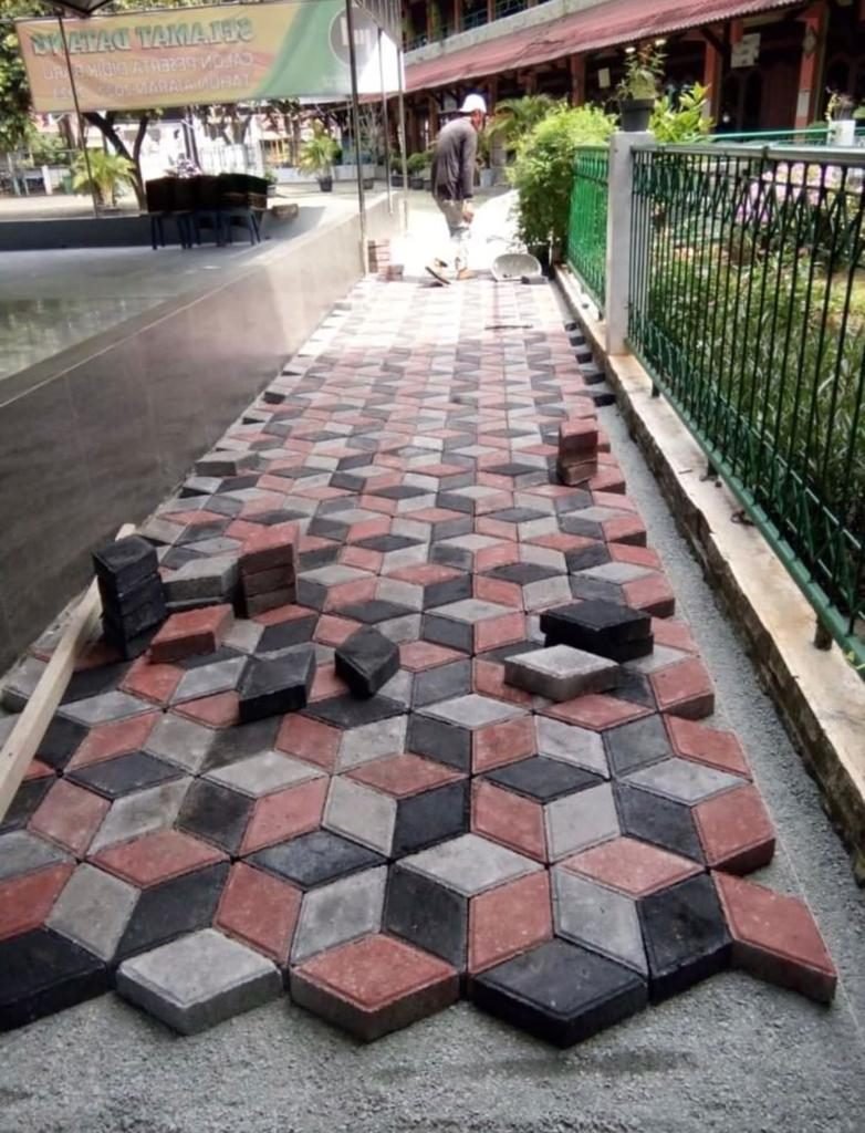 Paving 3D hexagonal berwarna terpasang