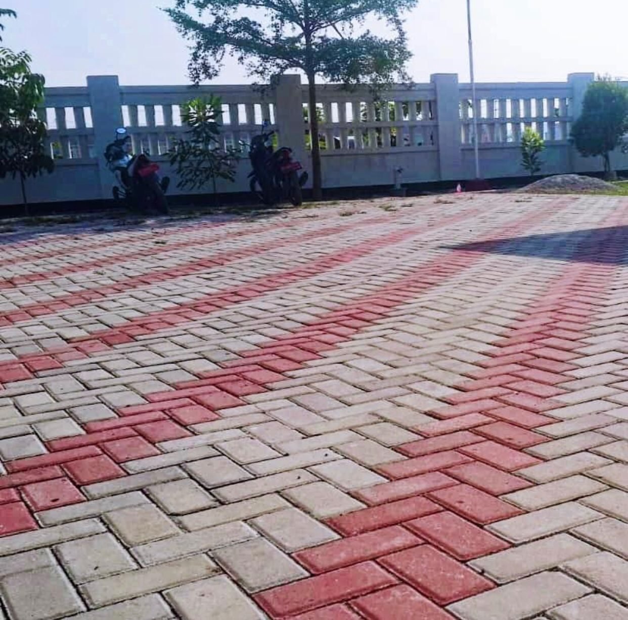 Area komersial luas dengan paving merah dan abu