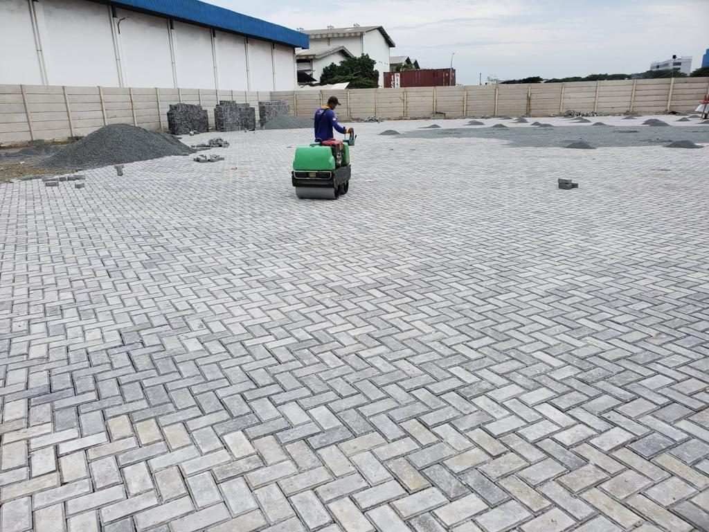 Pengerjaan paving gudang dengan compactor