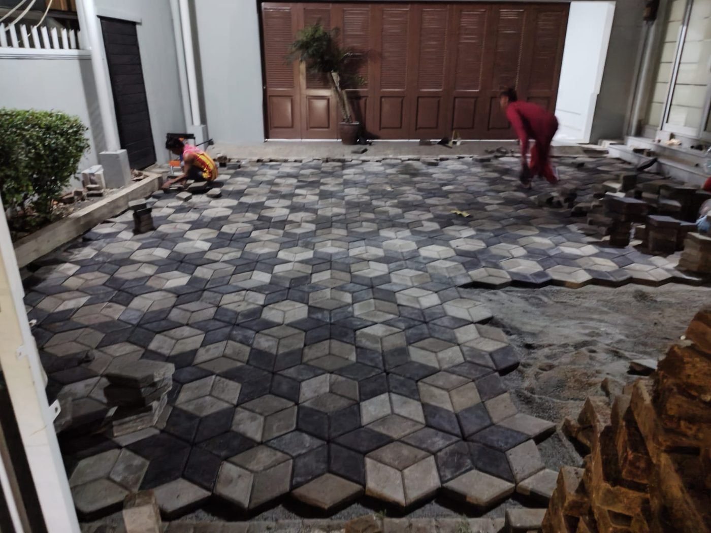 Proyek paving 3D hexagonal untuk carport rumah