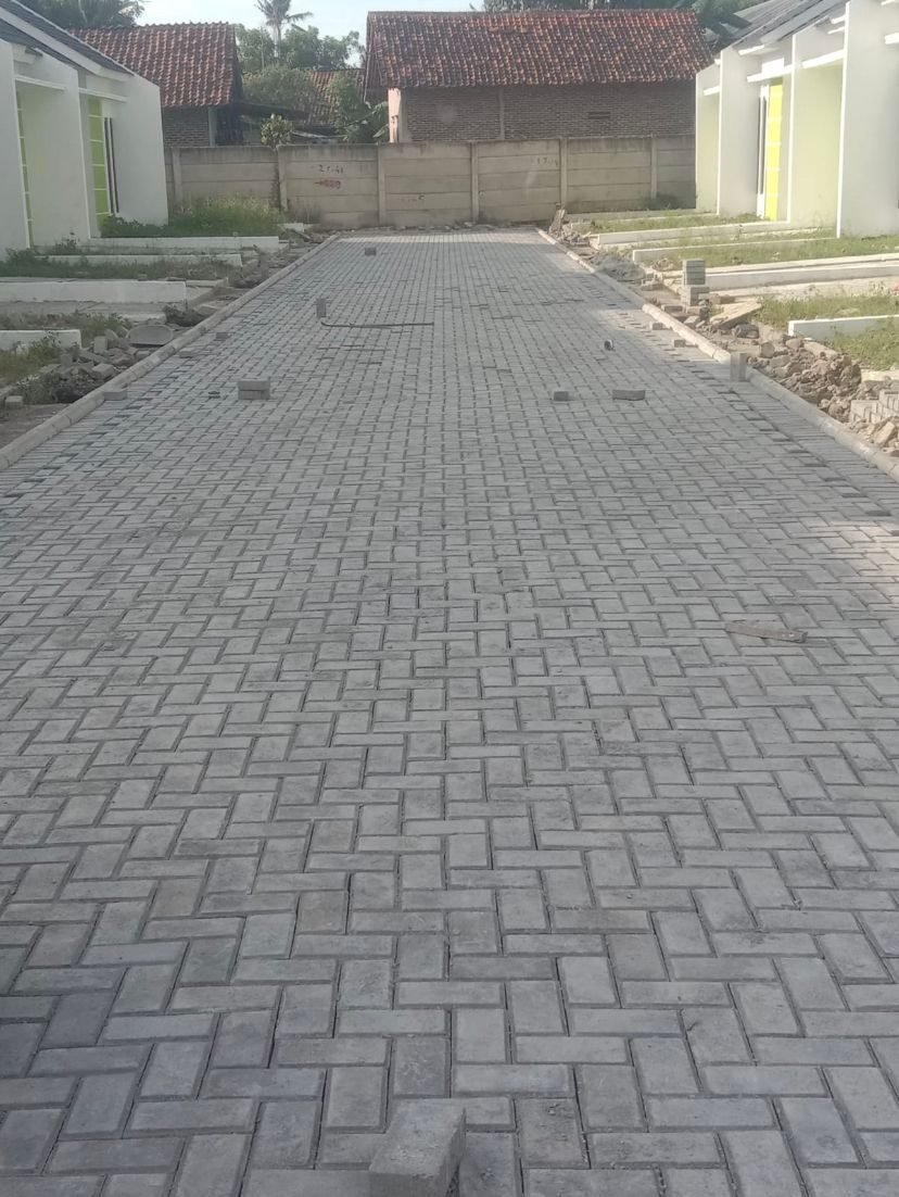 Jalan cluster perumahan yang sudah terpasang paving