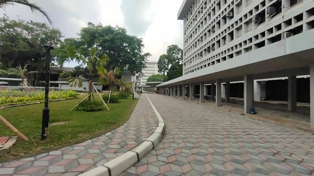 Driveway institusional kampus dengan paving premium