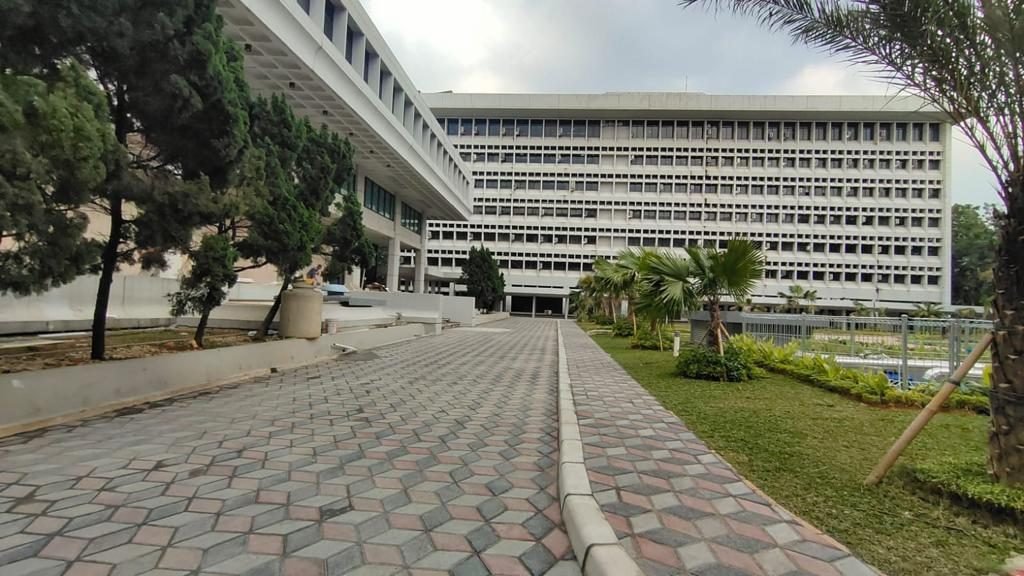 Koridor kantor dengan paving terpasang rapi