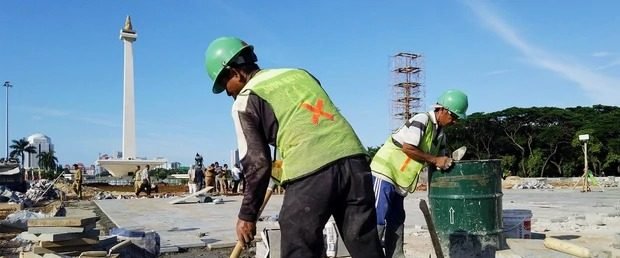 Tim Paving Kota mengerjakan proyek paving di kawasan Monas Jakarta