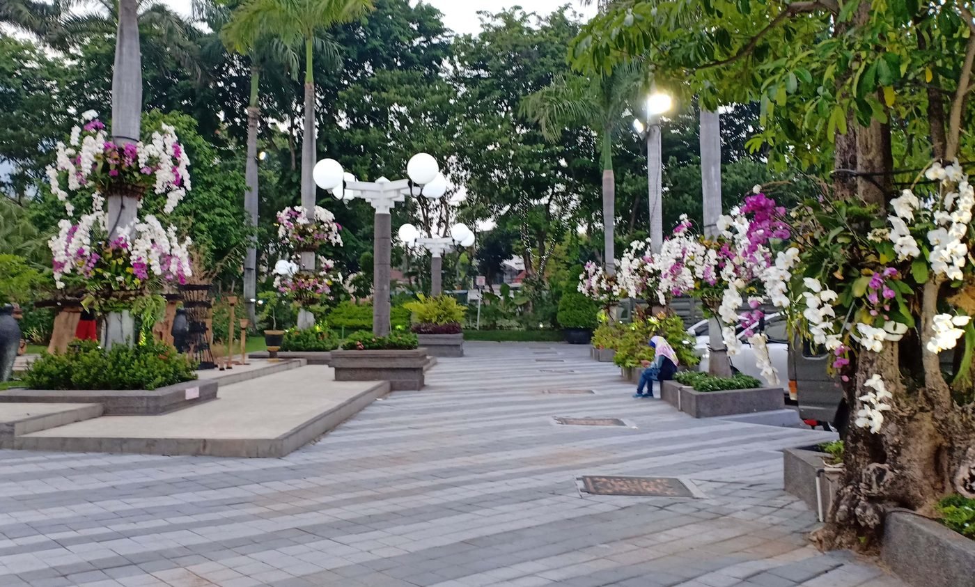 Proyek paving untuk taman kota dengan lampu dan lansekap