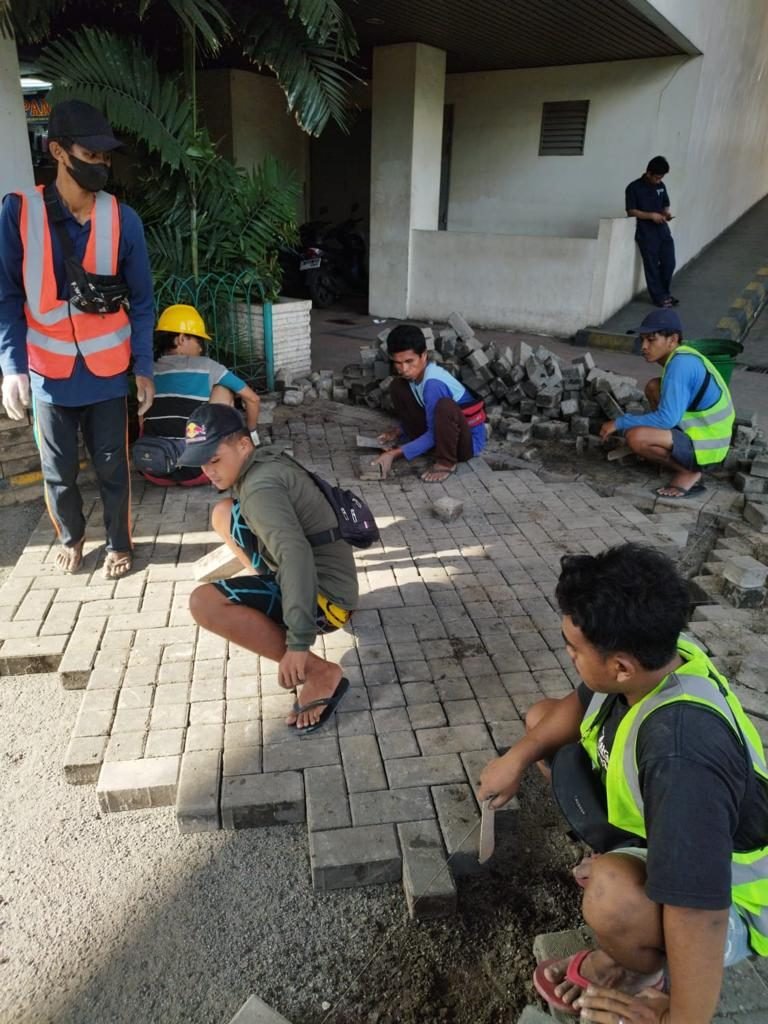 Tim lapangan Paving Kota dengan safety gear