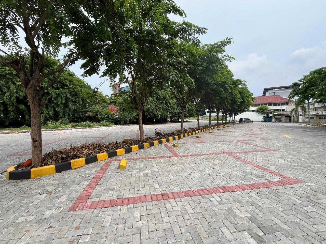 Paving area parkir dengan garis pembatas merah
