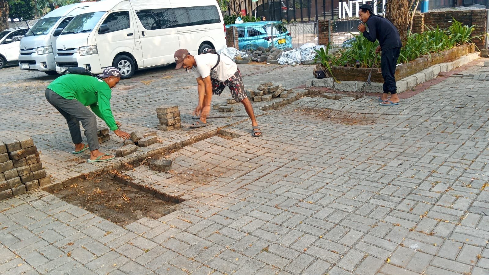 Pembongkaran paving pada area parkir